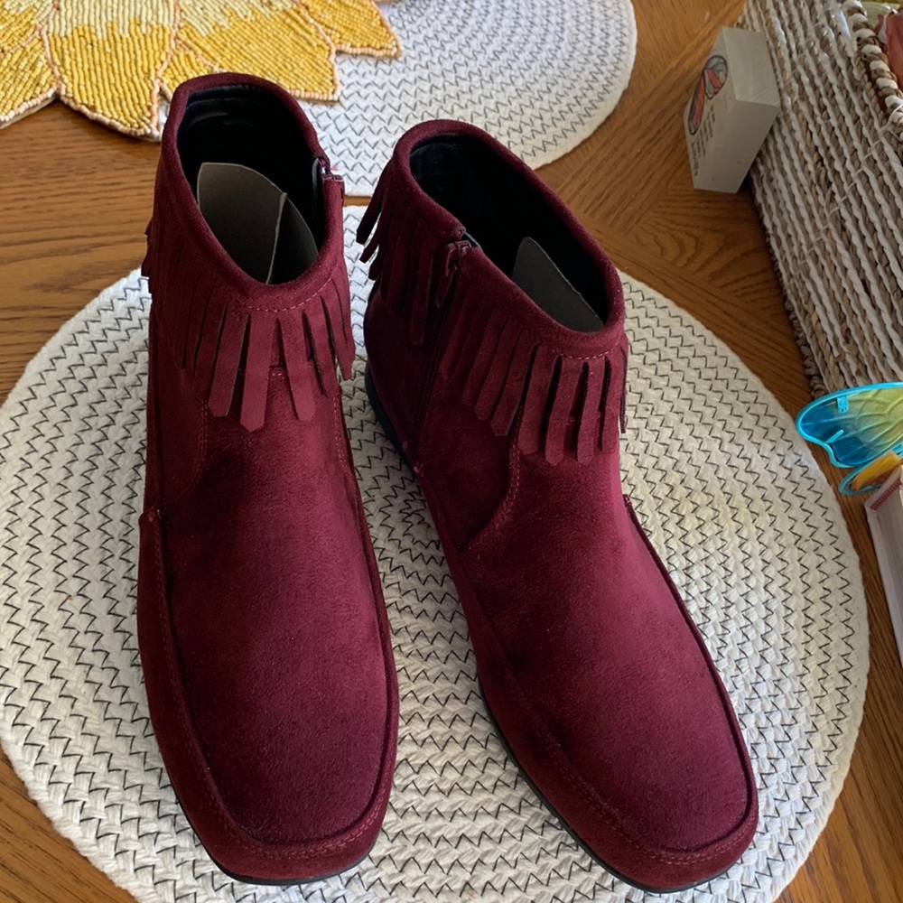 Comfortview ankle boots in excellent condition. Worn once. Size 9.5.